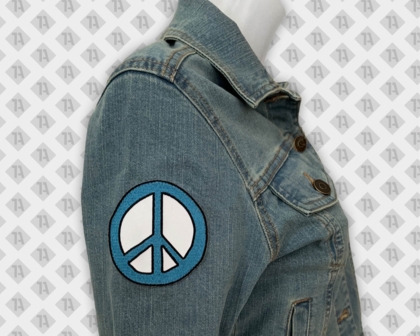 Aufnähservice Patch gestickt mit gesticktem Rand Peace Jeansjacke Textilveredelung