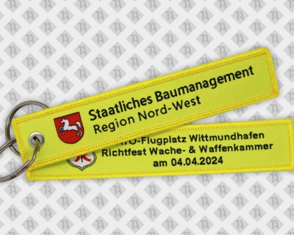 Gewebter Schlüsselanhänger mit Kettelrand Ring und Öse gelb Baumanagement Gemeinde